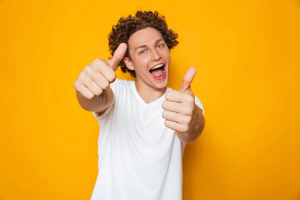 Καυκάσιος Ευτυχισμένος Άνθρωπος 20S Καστανά Σγουρά Μαλλιά Φωνάζοντας Και Δείχνει — Φωτογραφία Αρχείου