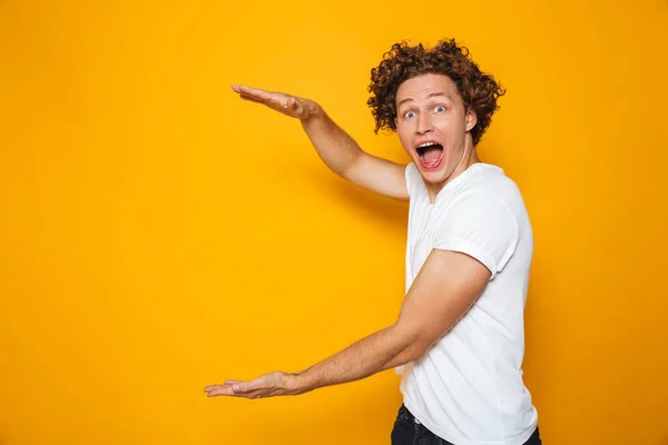 Jovem Animado Homem 20S Com Cabelo Encaracolado Marrom Gesticulando Lado — Fotografia de Stock