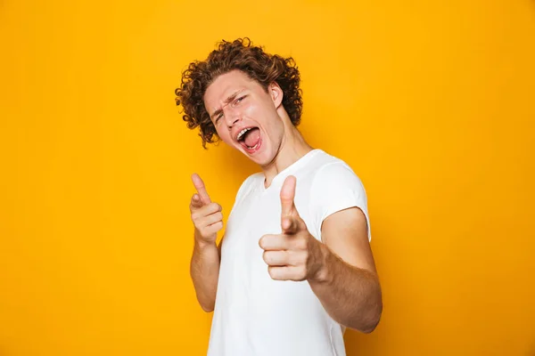 Portrait Homme Aux Cheveux Bouclés Joyeux Pointant Caméra Isolée Sur — Photo