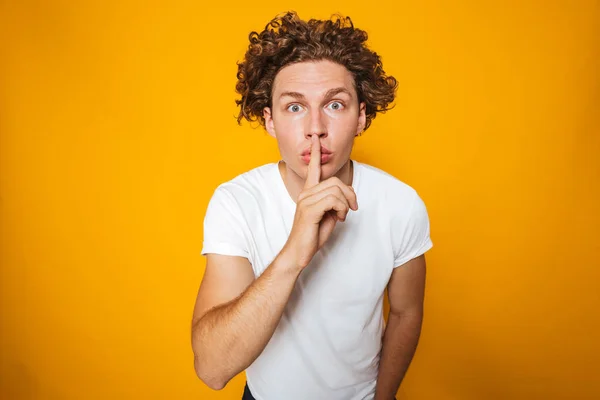 Retrato Hombre Pelo Rizado Impactado Mostrando Gesto Silencio Aislado Sobre — Foto de Stock