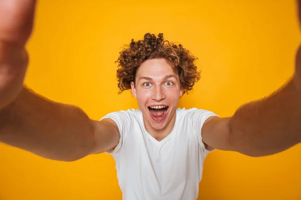 Homme Heureux Aux Cheveux Bouclés Bruns Criant Prenant Selfie Isolé — Photo