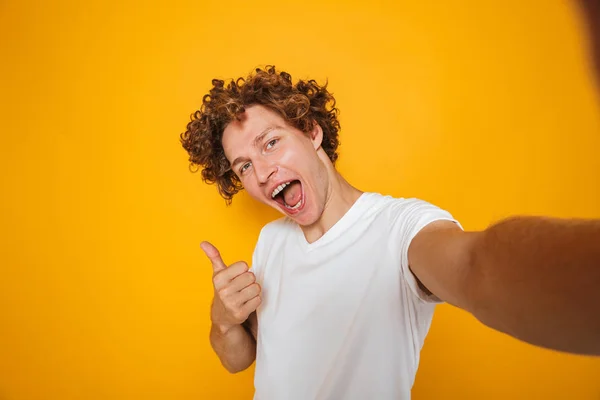 Glimlachende Man Met Bruin Haar Duim Opdagen Camera Tijdens Het — Stockfoto