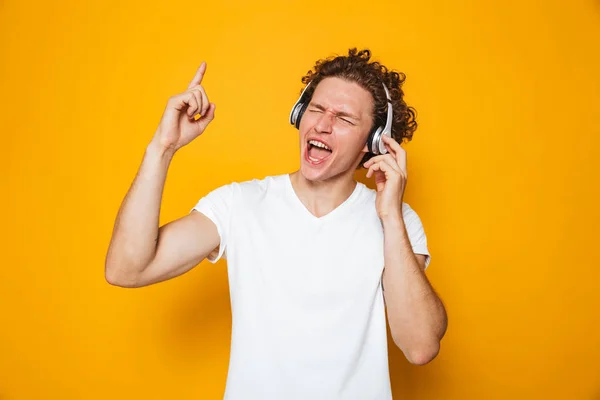 Foto Unga Leende Kille Med Lockigt Hår Lyssna Musik Hörlurar — Stockfoto