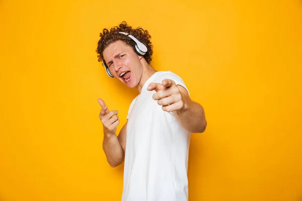 Foto Van Knappe Kaukasische Man Met Krullend Haar Luisteren Naar — Stockfoto