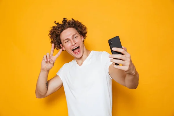 Cara Sorridente Com Cabelo Castanho Mostrando Sinal Paz Câmera Enquanto — Fotografia de Stock