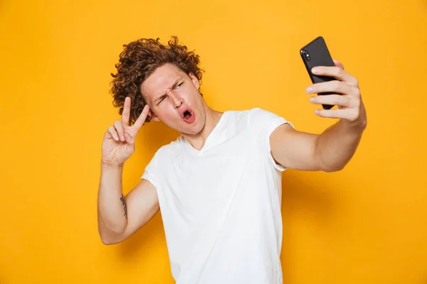 Hombre Caucásico Con Cabello Castaño Mostrando Signo Paz Cámara Mientras — Foto de Stock