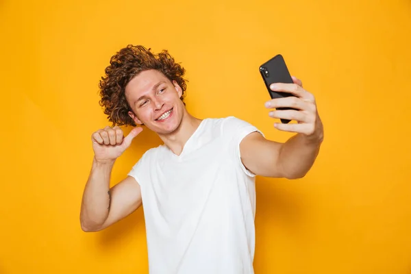 Uomo Allegro Con Capelli Castani Che Punta Dito Verso Stesso — Foto Stock