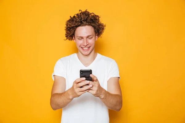 Morena Rizado Hombre Casual Blanco Camiseta Celebración Uso Teléfono Móvil — Foto de Stock