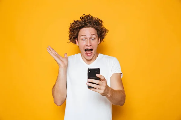 Opgewonden Europese Man Casual Wit Shirt Schreeuwen Terwijl Kijken Naar — Stockfoto