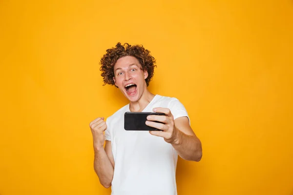 Atractivo Hombre Caucásico Con Pelo Castaño Rizado Gritando Apretando Puño — Foto de Stock