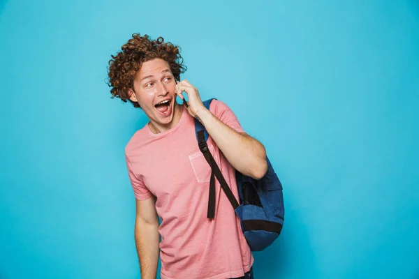 Foto Van Gelukkig College Man Met Krullend Haar Het Dragen — Stockfoto