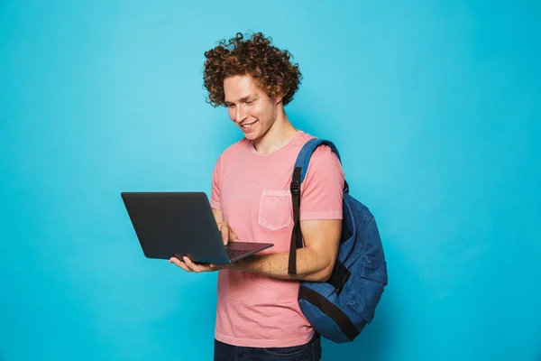 Imagem Jovem Atraente Com Cabelo Encaracolado Vestindo Roupas Casuais Mochila — Fotografia de Stock