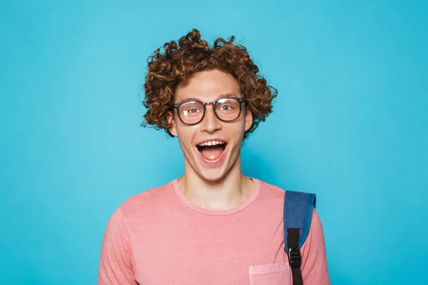 Immagine Ragazzo Geek Con Capelli Ricci Indossando Occhiali Zaino Sorridente — Foto Stock