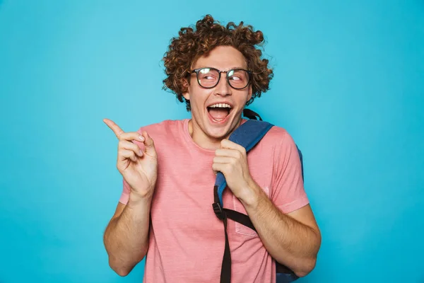 Bokovky Geek Muž Kudrnatými Vlasy Nosí Brýle Batoh Úsměvem Ukázal — Stock fotografie