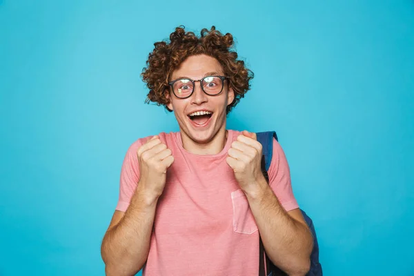 Obrázek Vzrušený Brýle Chlap Kudrnatými Vlasy Nosí Brýle Batoh Usmívá — Stock fotografie