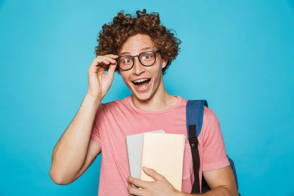 Foto Van Gelukkig College Man Met Krullend Haar Het Dragen — Stockfoto