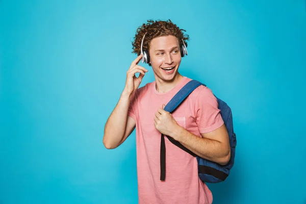 Portret Mężczyzny Atrakcyjnego Kręconymi Włosami Noszenie Plecaka Słuchanie Muzyki Przez — Zdjęcie stockowe
