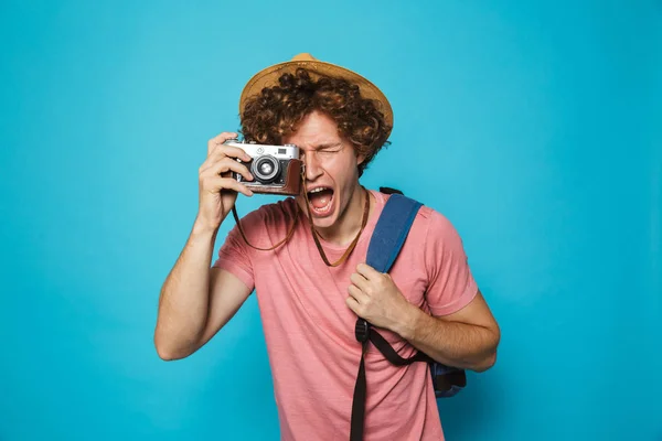 Foto Viajante Feliz Homem Com Cabelo Encaracolado Usando Mochila Chapéu — Fotografia de Stock