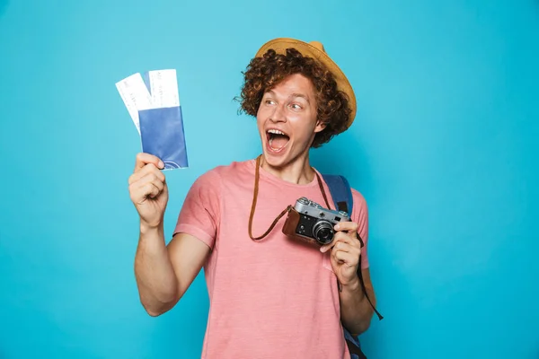 Happy Turistické Muž Kudrnatými Vlasy Nosit Batoh Slaměný Klobouk Radují — Stock fotografie