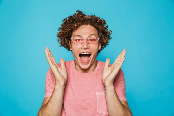 Portrait Drôle Homme Aux Cheveux Bouclés Lunettes Soleil Criant Isolé — Photo