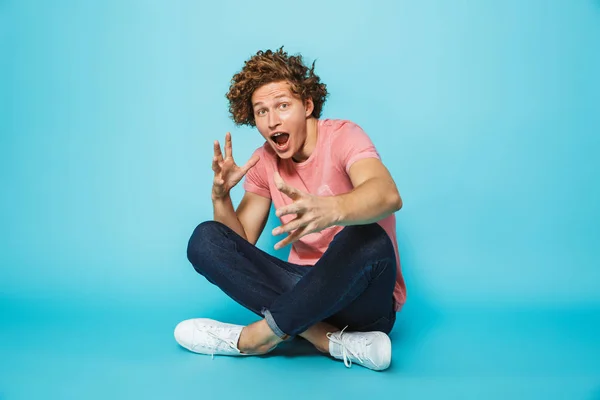 Portrait Jeune Homme Aux Cheveux Bouclés Joyeux Amusant Assis Avec — Photo