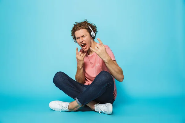 Portrait Jeune Homme Aux Cheveux Bouclés Heureux Dans Des Écouteurs — Photo