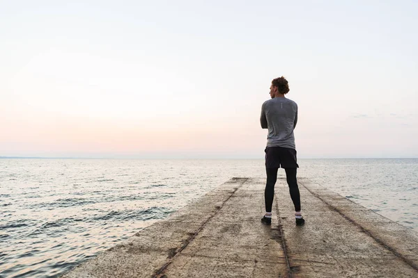 Foto Von Hinten Schöner Starker Junger Sportler Der Draußen Strand — Stockfoto