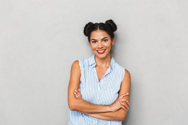 İzole neşeli bir genç kadının portresi, silah ile ayakta katlanmış