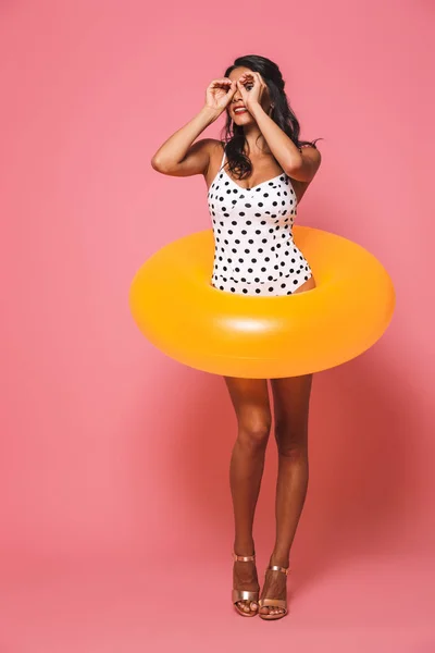 Foto Mujer Traje Baño Posando Aislada Sobre Fondo Pared Rosa — Foto de Stock