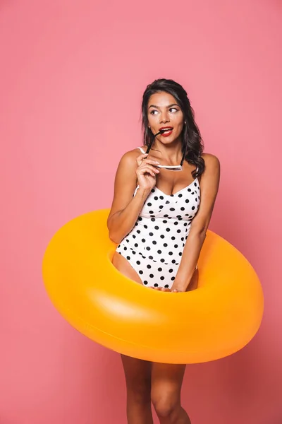 Immagine Bella Donna Premurosa Costume Bagno Posa Isolata Sfondo Rosa — Foto Stock