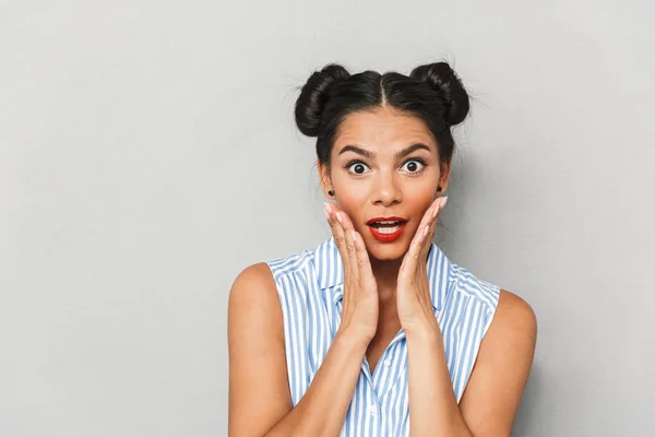 Portret Van Een Geschokt Jonge Vrouw Geïsoleerd Camera Kijken — Stockfoto