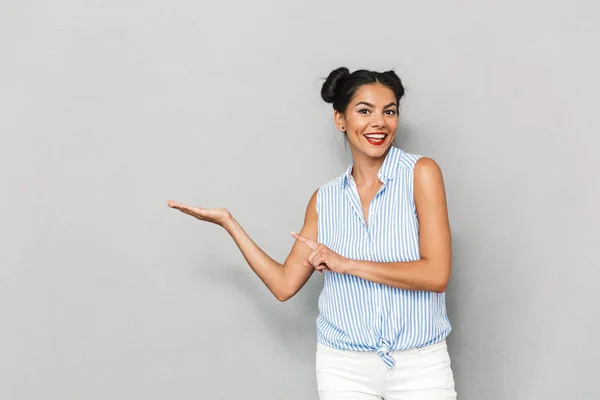 Retrato Una Joven Alegre Aislada Presentando Espacio Para Copiar —  Fotos de Stock