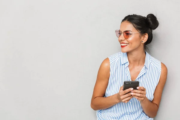 Retrato Uma Jovem Feliz Óculos Sol Isolado Usando Telefone Celular — Fotografia de Stock