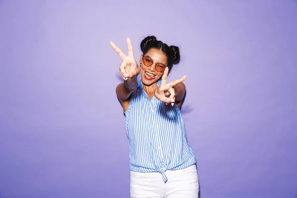 Retrato Una Joven Alegre Aislada Con Gafas Sol Mostrando Paz — Foto de Stock