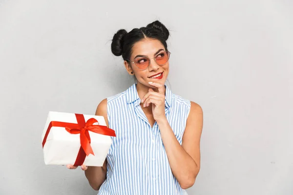 Portrait Pensive Young Woman Sunglasses Isolated Holding Present Box — Stock Photo, Image
