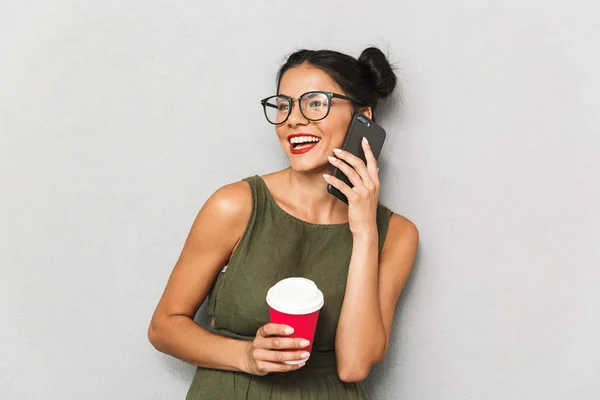 Porträtt Leende Ung Kvinna Isolerad Talar Mobiltelefon Hålla Takeaway Kaffekopp — Stockfoto