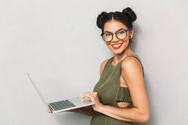 Retrato Uma Jovem Sorridente Isolada Segurando Computador Portátil — Fotografia de Stock