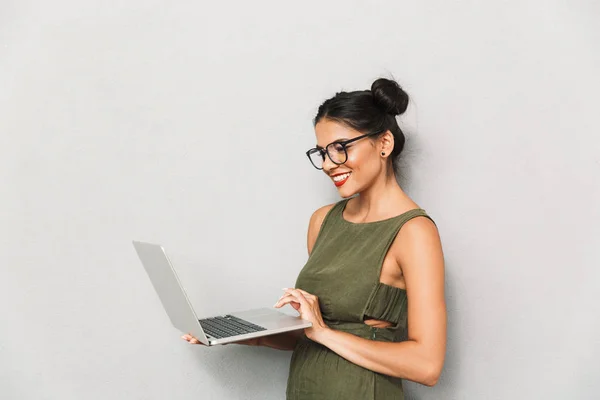 Ritratto Una Giovane Donna Sorridente Isolata Usando Computer Portatile — Foto Stock