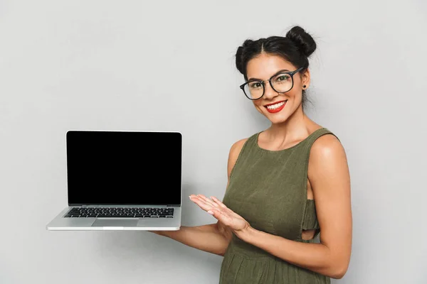 Retrato Uma Jovem Mulher Feliz Isolado Mostrando Computador Portátil Tela — Fotografia de Stock