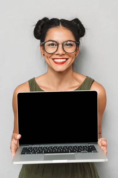 Retrato Mujer Joven Encantada Aislada Mostrando Computadora Portátil Pantalla Blanco — Foto de Stock