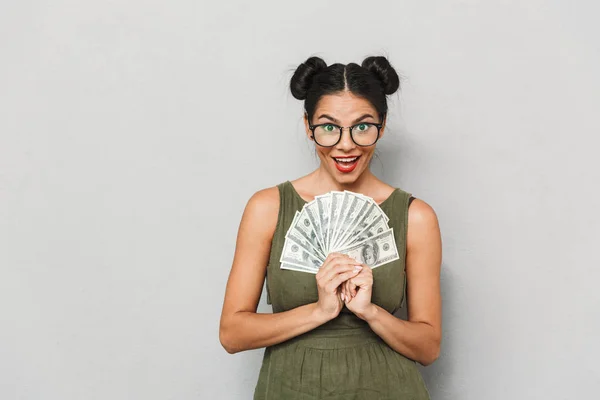 Portret Van Een Vrolijke Jonge Vrouw Geïsoleerd Tonen Geld Bankbiljetten — Stockfoto
