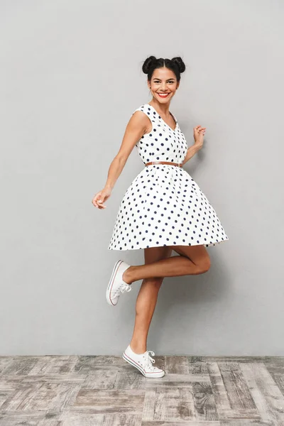全长肖像的一个快乐的年轻女子在夏季礼服隔离 摆姿势 而站立 — 图库照片
