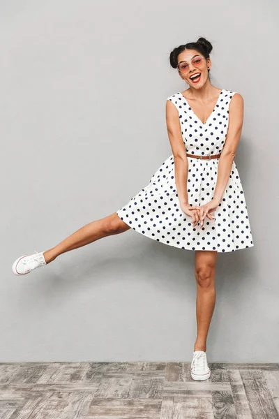 Retrato Comprimento Total Uma Jovem Mulher Feliz Vestido Verão Óculos — Fotografia de Stock