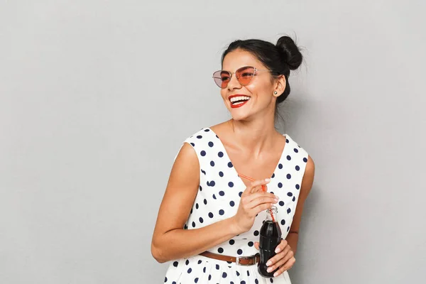 Retrato Una Joven Feliz Vestido Verano Gafas Sol Aisladas Sosteniendo — Foto de Stock