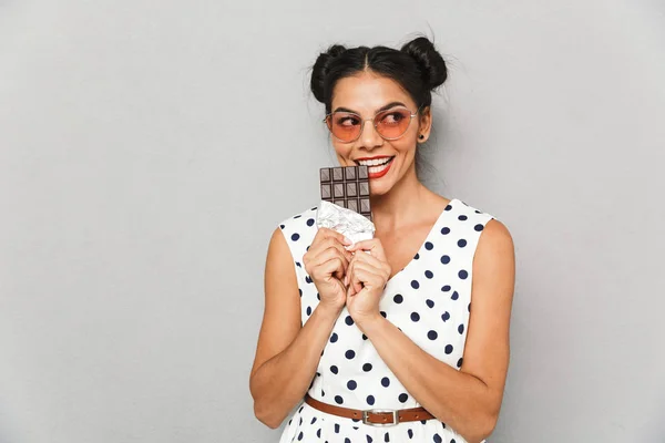 Ritratto Una Giovane Donna Sorridente Abito Estivo Occhiali Sole Isolati — Foto Stock