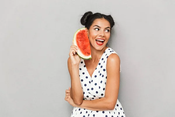 Porträt Einer Fröhlichen Jungen Frau Sommerkleid Isoliert Wassermelonenscheibe Der Hand — Stockfoto