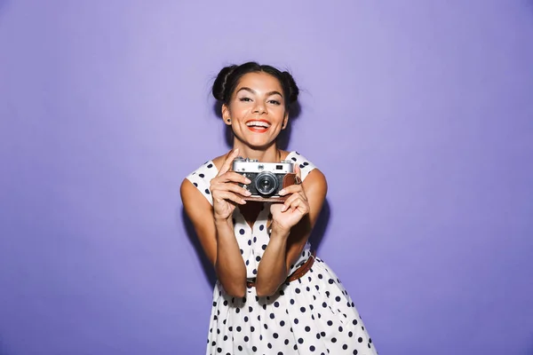 Retrato Una Joven Feliz Vestido Verano Aislado Con Cámara Fotos — Foto de Stock