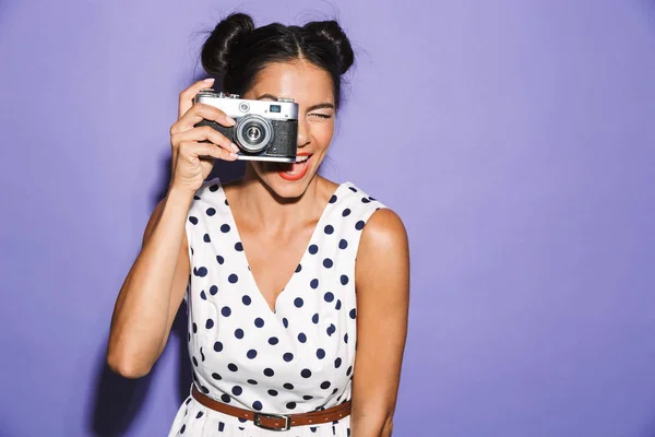 Retrato Uma Jovem Mulher Feliz Vestido Verão Isolado Tirando Uma — Fotografia de Stock