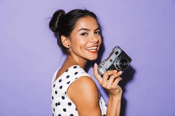 年轻女子的肖像在夏季礼服隔离 持有老式照片相机 — 图库照片