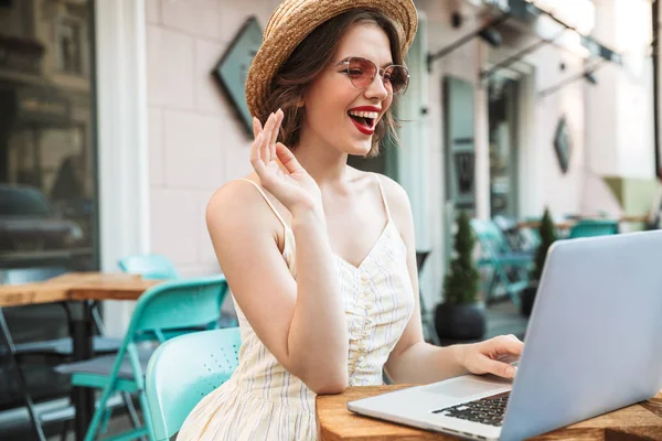 Mujer Alegre Vestido Sombrero Paja Usando Computadora Portátil Mientras Está —  Fotos de Stock